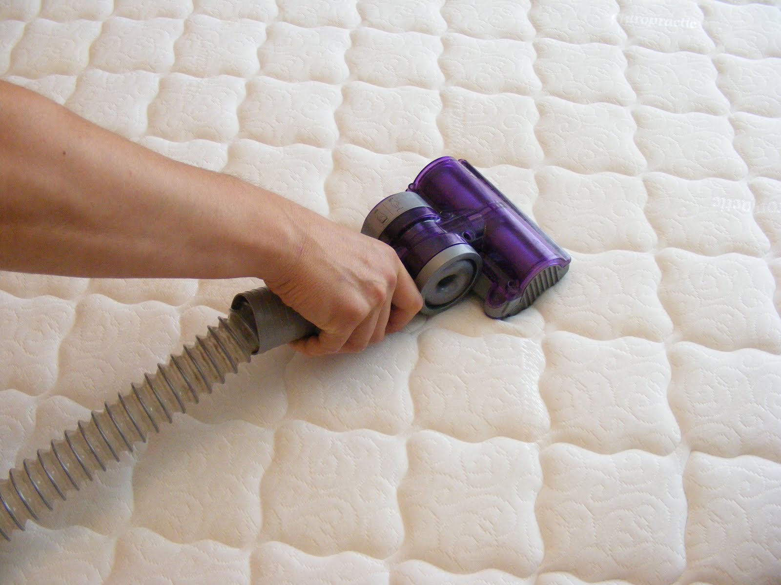 Чистка матраса в домашних условиях от пыли, запаха и пятен