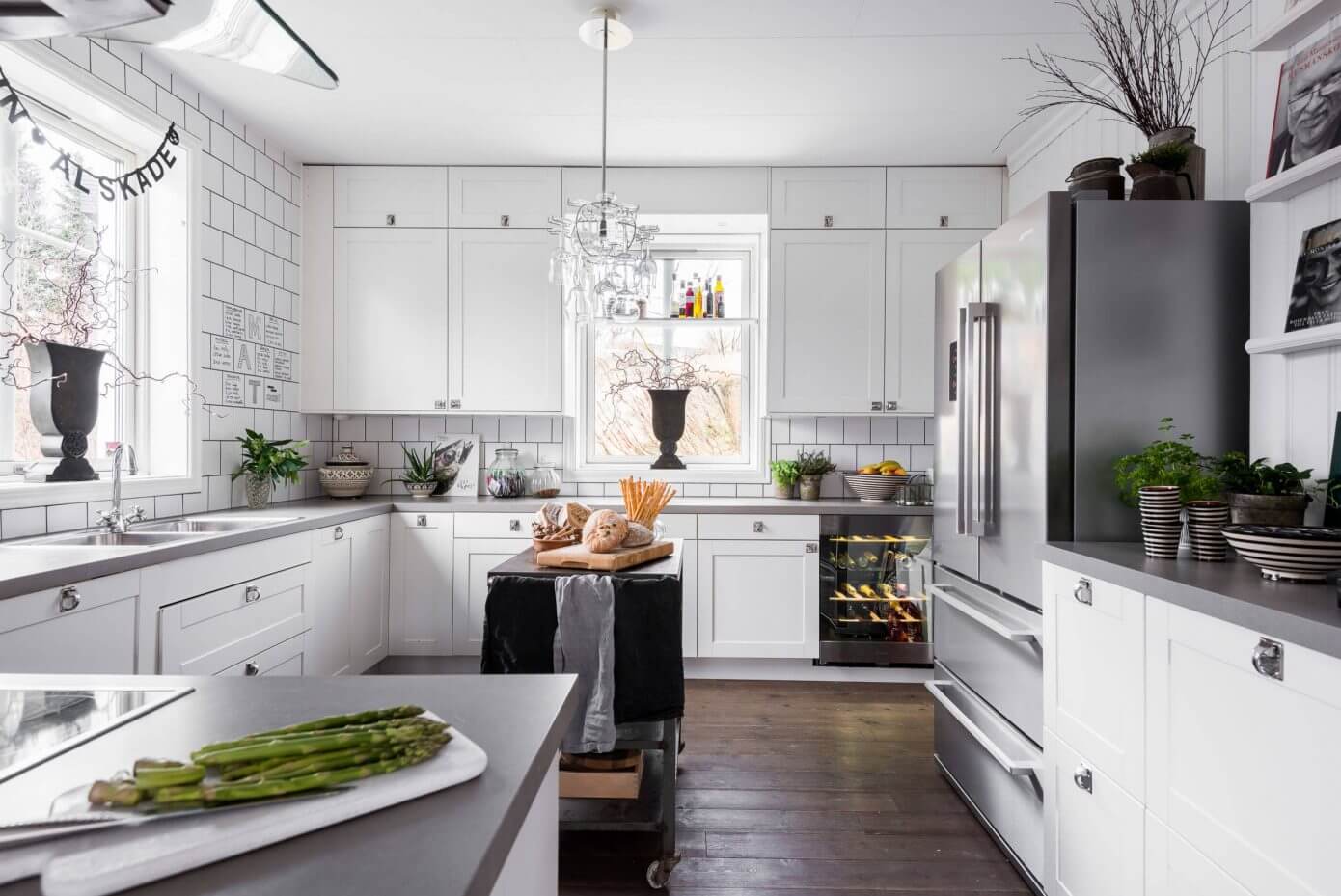 Кухня в скандинавском стиле: серая, белая, синяя, зеленая, фото в интерьере