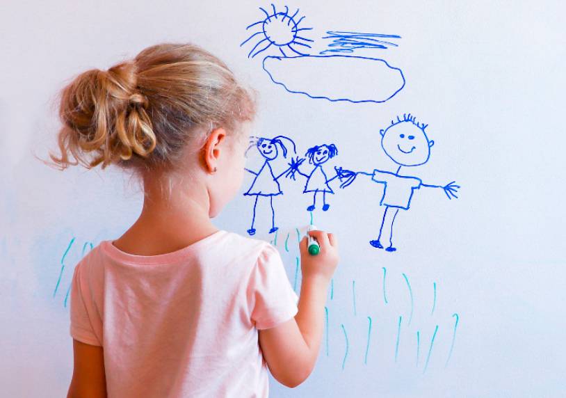 Почему дети рисуют на обоях, и что делать родителям юных художников - детская психология
