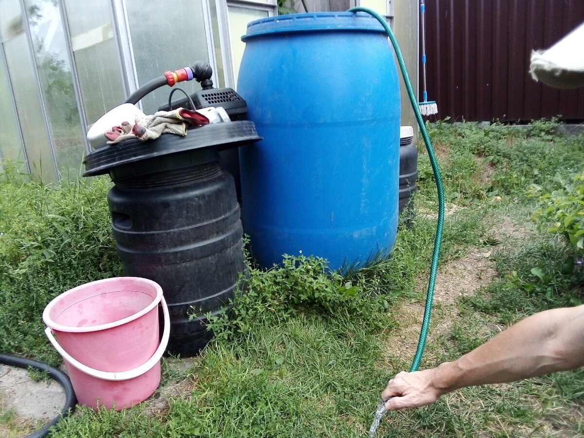 Забор воды из бочки. Бочка для полива огорода. Бочка с насосом для полива. Полив огорода из бочки. Насос для воды из бочки для полива.