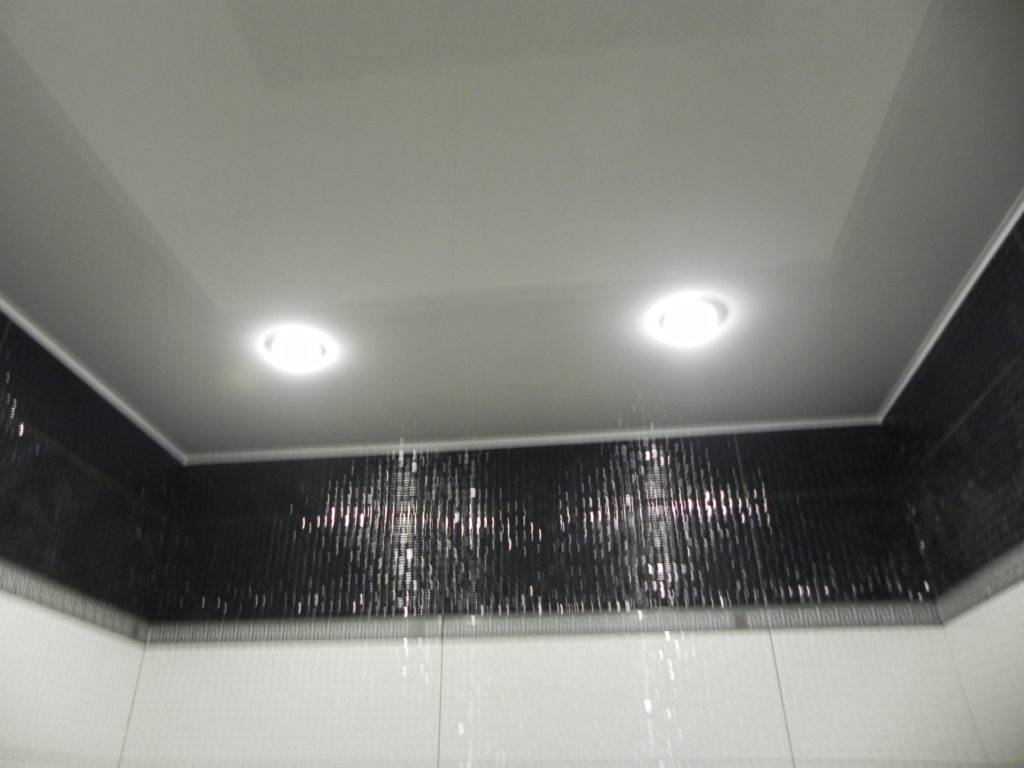 Плюсы и минусы натяжных потолков в ванной комнате, варианты исполнения потолков, фото удачных конструкций