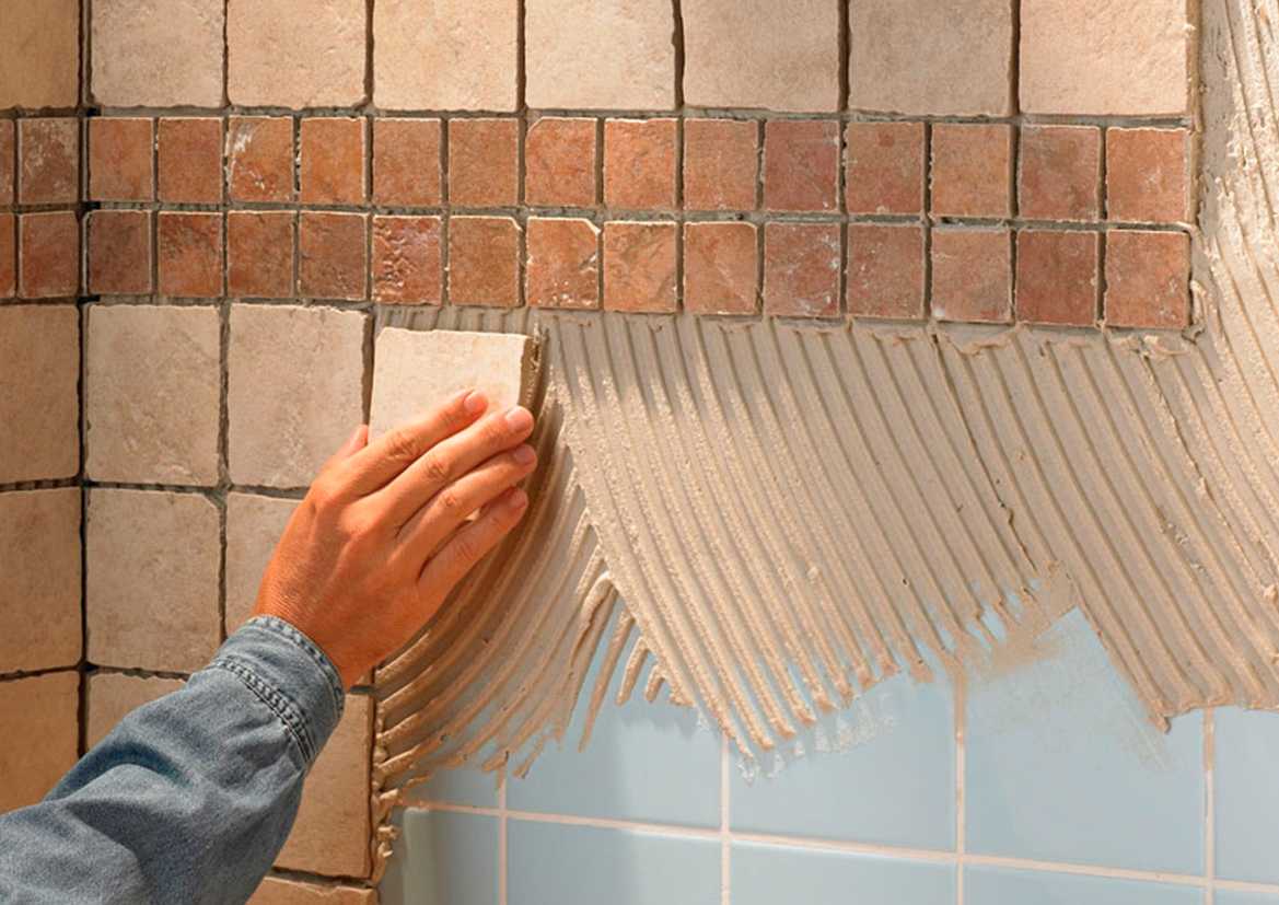 Как приклеить плитку в ванной на стену, если она отвалилась: способы приклеивания и ремонта керамической плитки в ванной, чем лучше приклеить отвалившуюся от стены керамику