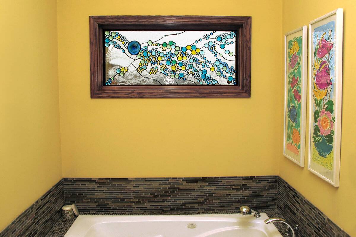 5 советов по дизайну ванной комнаты с окном + фото