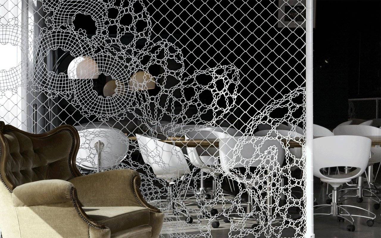 Чем закрыть забор из сетки-рабицы: украшение и декорирование