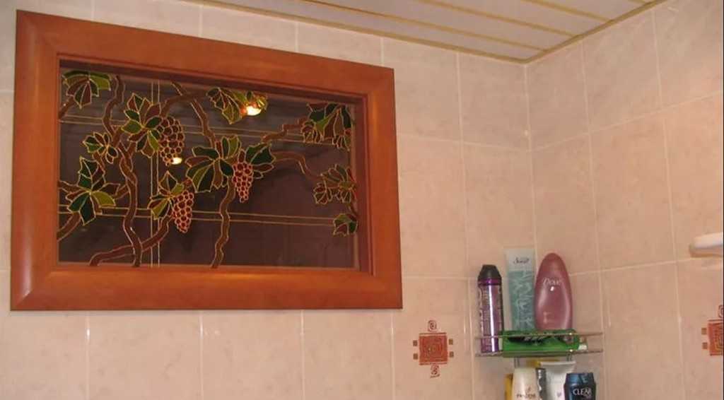 Как оформить окно между ванной и кухней