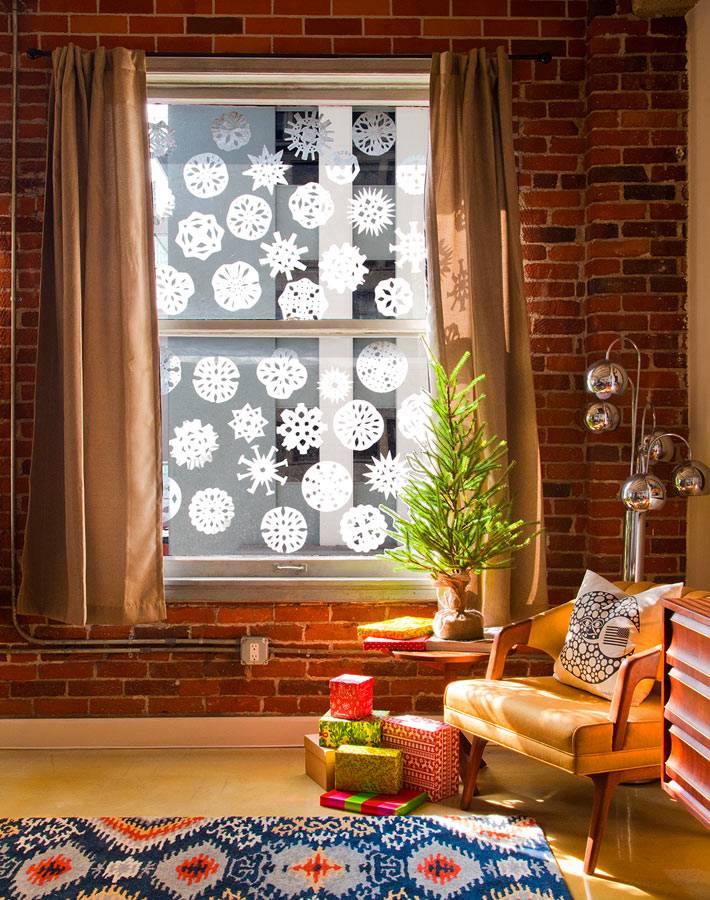 Как украсить окна к новому году: идеи и советы