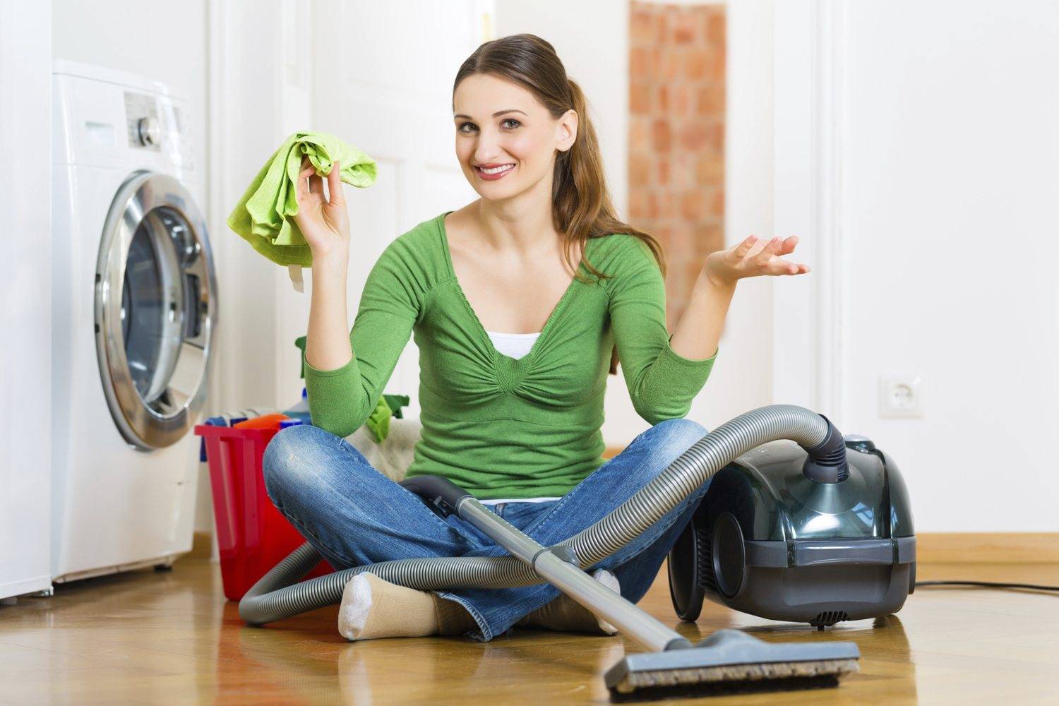 Как быстро убрать в комнате и заставить себя убраться дома, используя полезные советы домохозяек и лайфхаки для качественной уборки квартиры