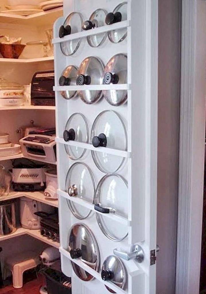 Хранение крышек от кастрюль и сковородок на кухне: 20 идей