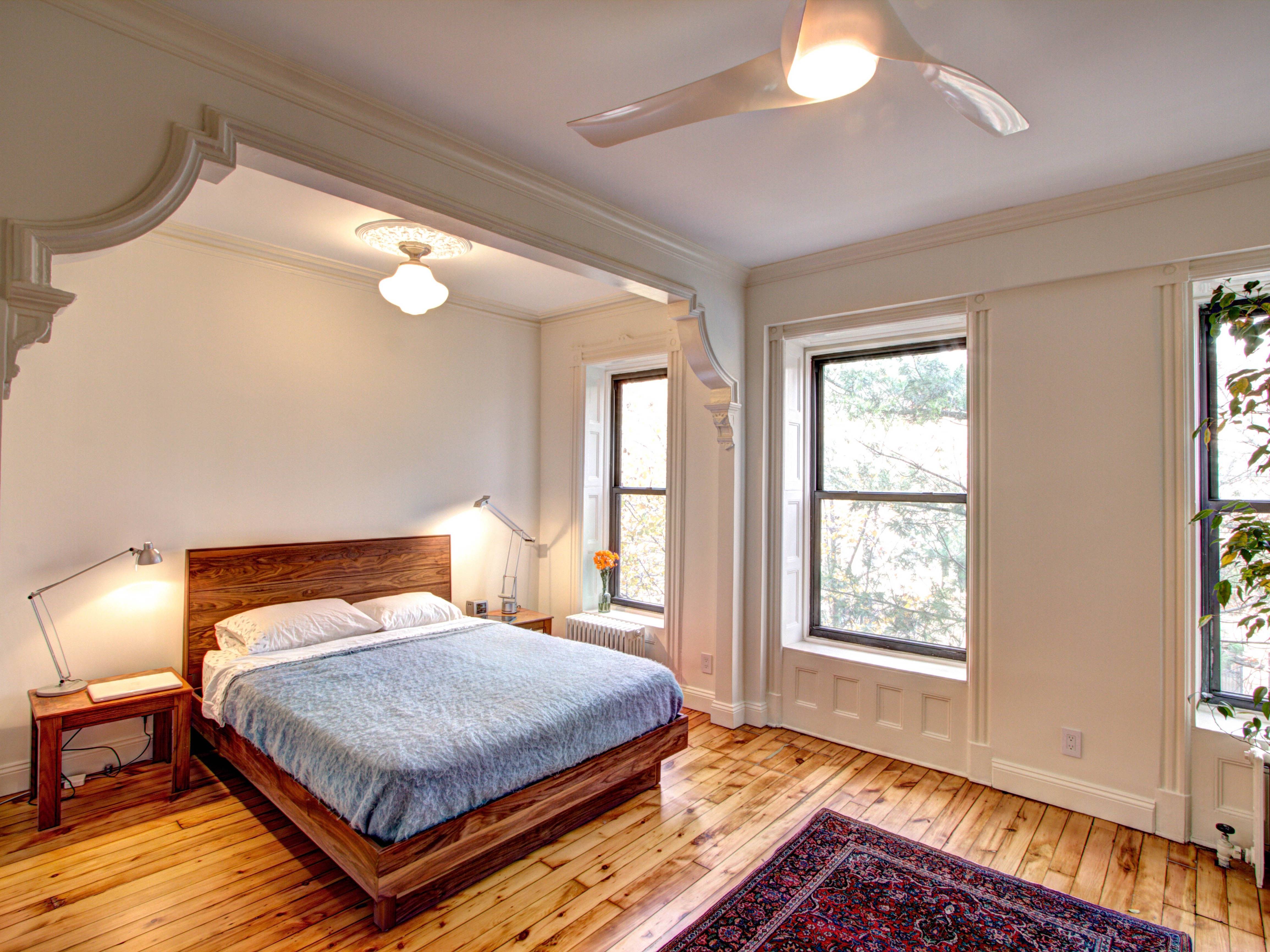 Какой лучше сделать потолок в спальне - варианты и фото