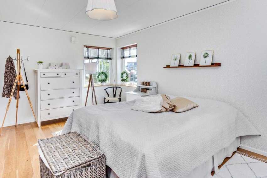 Спальня в скандинавском стиле в квартире: дизайн интерьера маленькой, густавианские обои и шторы