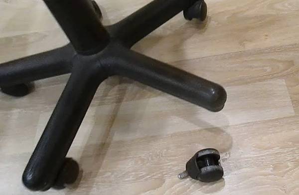 Как снять колесики с офисного кресла