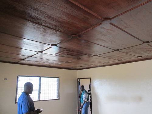 Отделка потолка из фанеры в деревянном доме: монтаж и фото