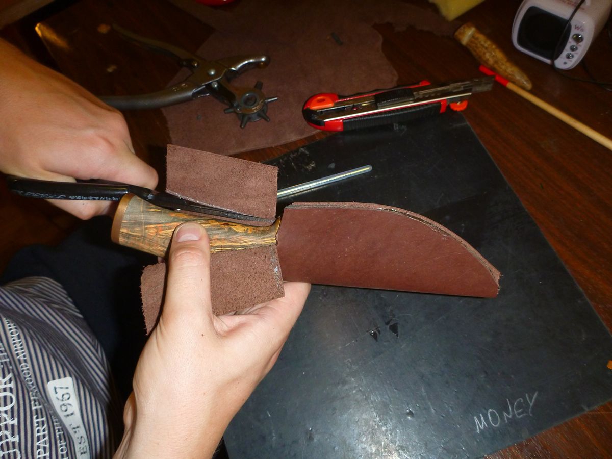 Ножевых материалов. Изготовить ножны для ножа. Изготовить ножны для ножа из кожи. Ножны для ножа своими руками. Самодельные ножны из кожи.