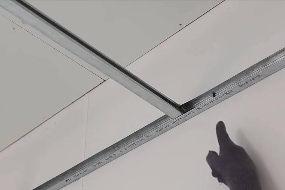 Пластиковые панели для потолка: размеры и виды пвх отделки