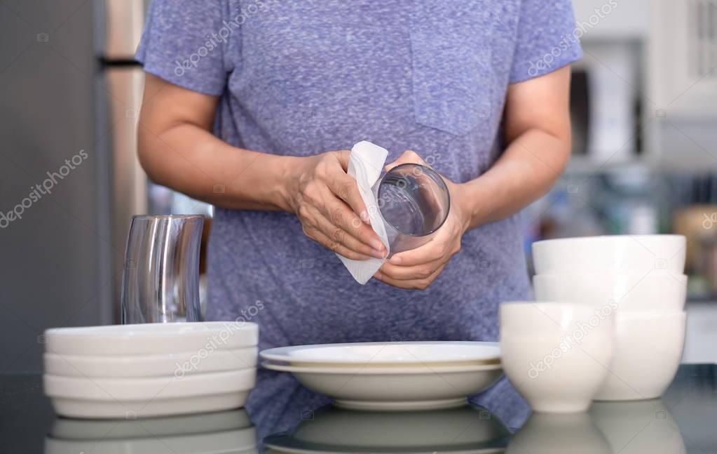 Как быстро и правильно помыть посуду: полезные советы