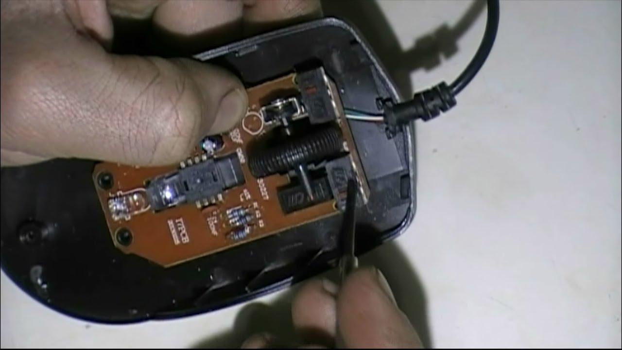 Установка аккумулятора в беспроводную мышь