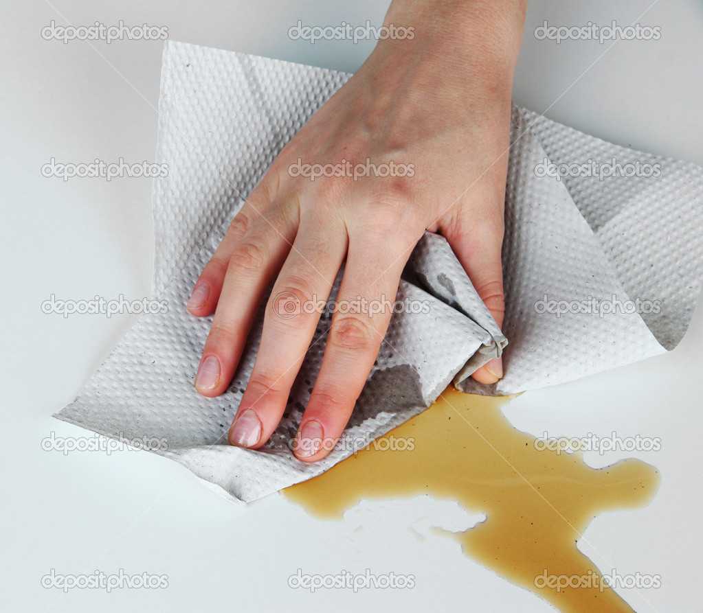 Почему нельзя бумагой вытирать стол: что будет, если убирать бумажной салфеткой, как избавиться от приметы?