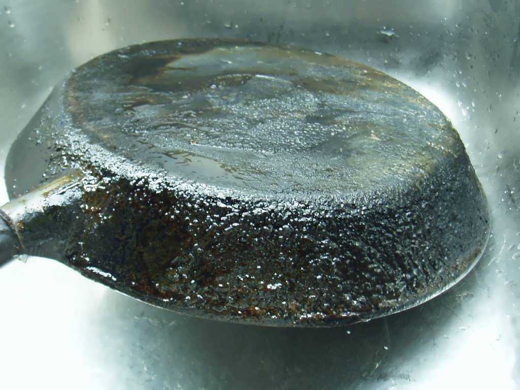 Как очистить пригоревшую сковороду - wikihow