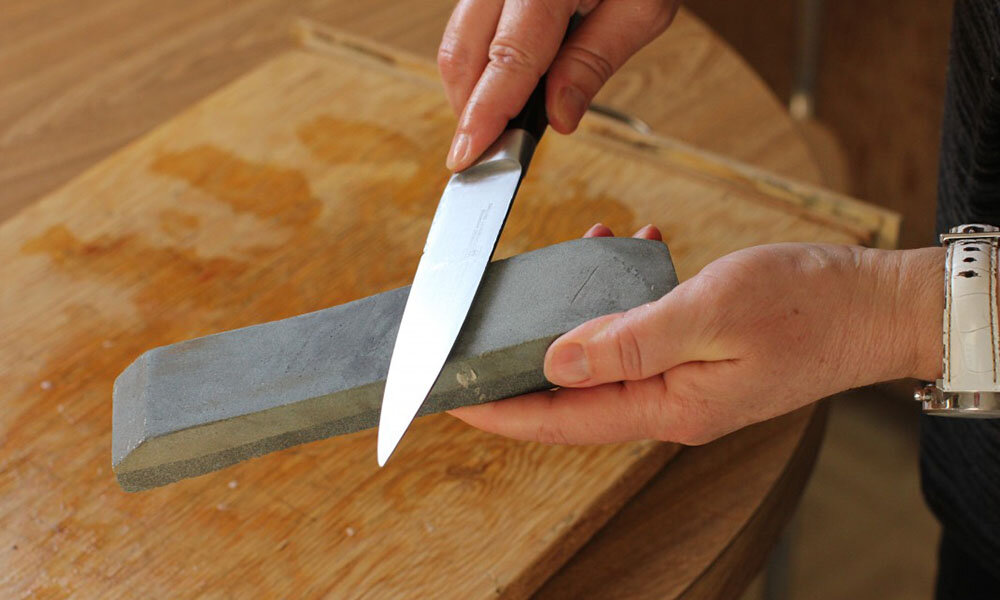 Как заточить нож с помощью водного камня