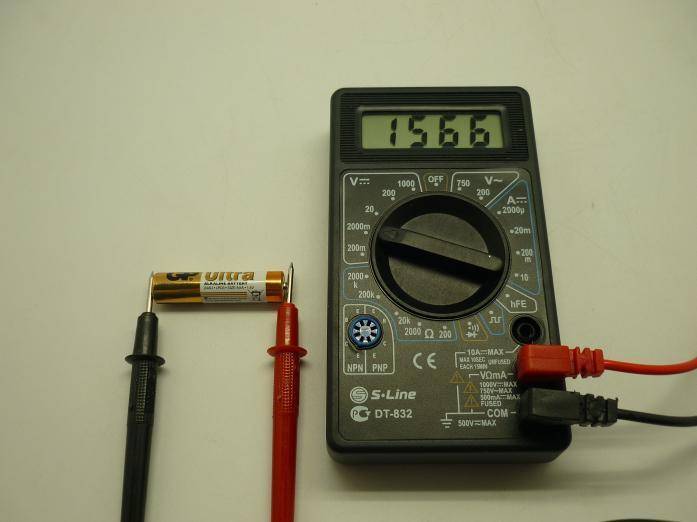 Как проверить батарейку мультиметром?