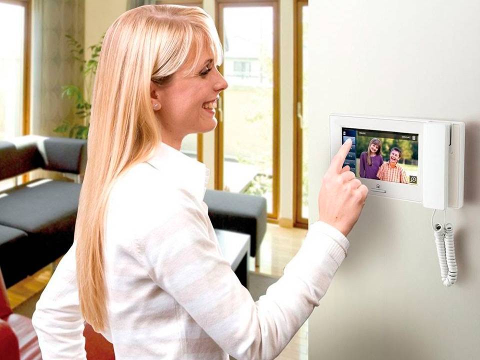 Как выбрать видеодомофон для квартиры: функциональные характеристики оборудования