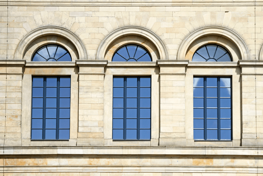 Зачем в некоторых европейских странах во многих домах замуровывали окна
