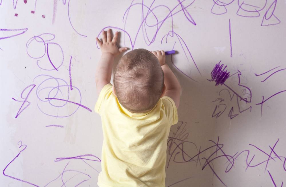 Советы для мам: как отучить ребенка рисовать на обоях