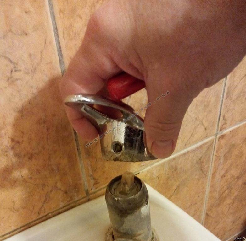 Как снять ручку смесителя, если рычаг на кране прикипел и не откручивается