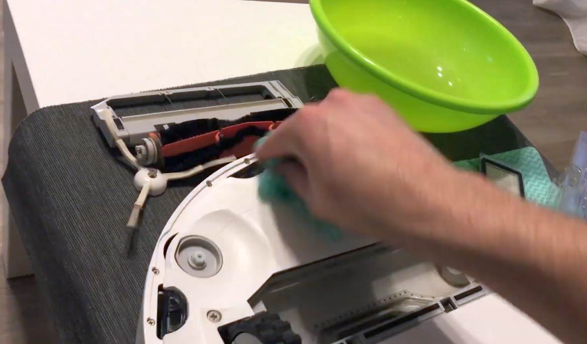 Робот-пылесос: как чистить переднее колесо, пылесборник, щетку, датчики