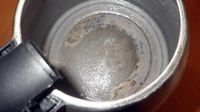 Как почистить чайник из нержавейки снаружи от нагара и жира в домашних условиях?