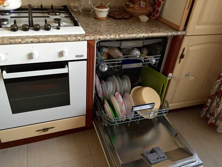 Можно ли ставить холодильник рядом с плитой на кухне: 10 фактов