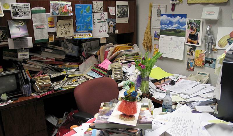 Беспорядок на рабочем столе — признак интеллекта: что говорит о коллегах их стол в офисе