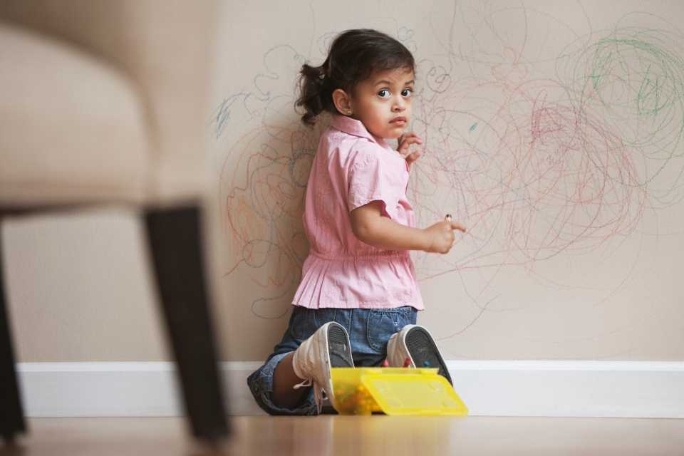 Как исправить разрисованные обои и замаскировать детские рисунки подручными средствами