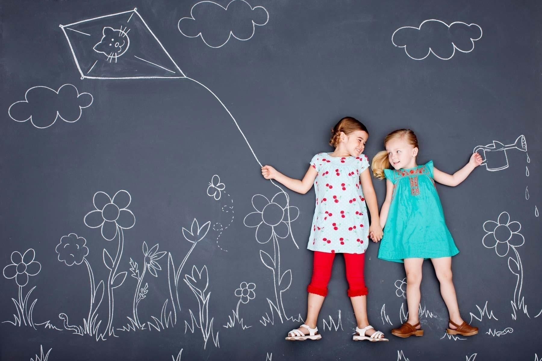 Почему дети рисуют на обоях: нужно ли бороться с маленькими живописцами