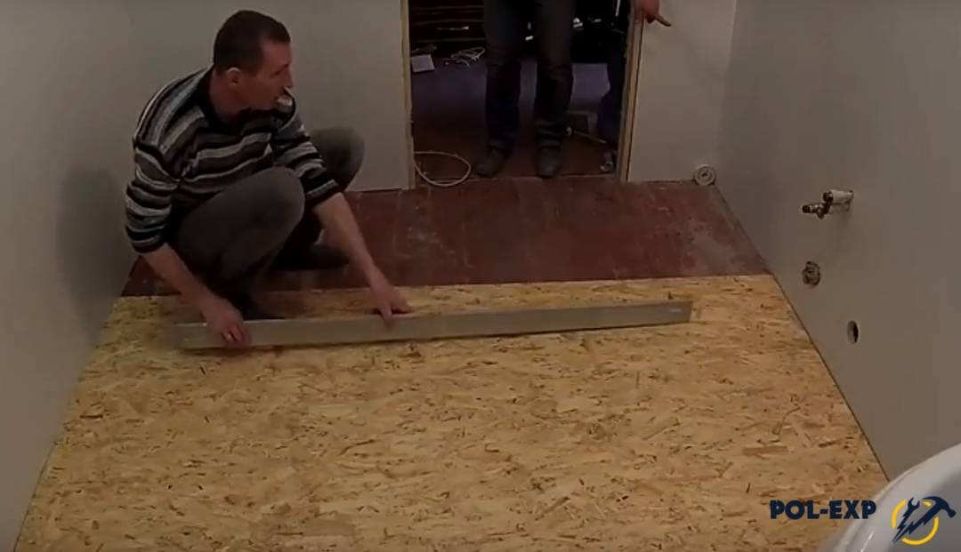 Как постелить линолеум на деревянный пол правильно. +видео