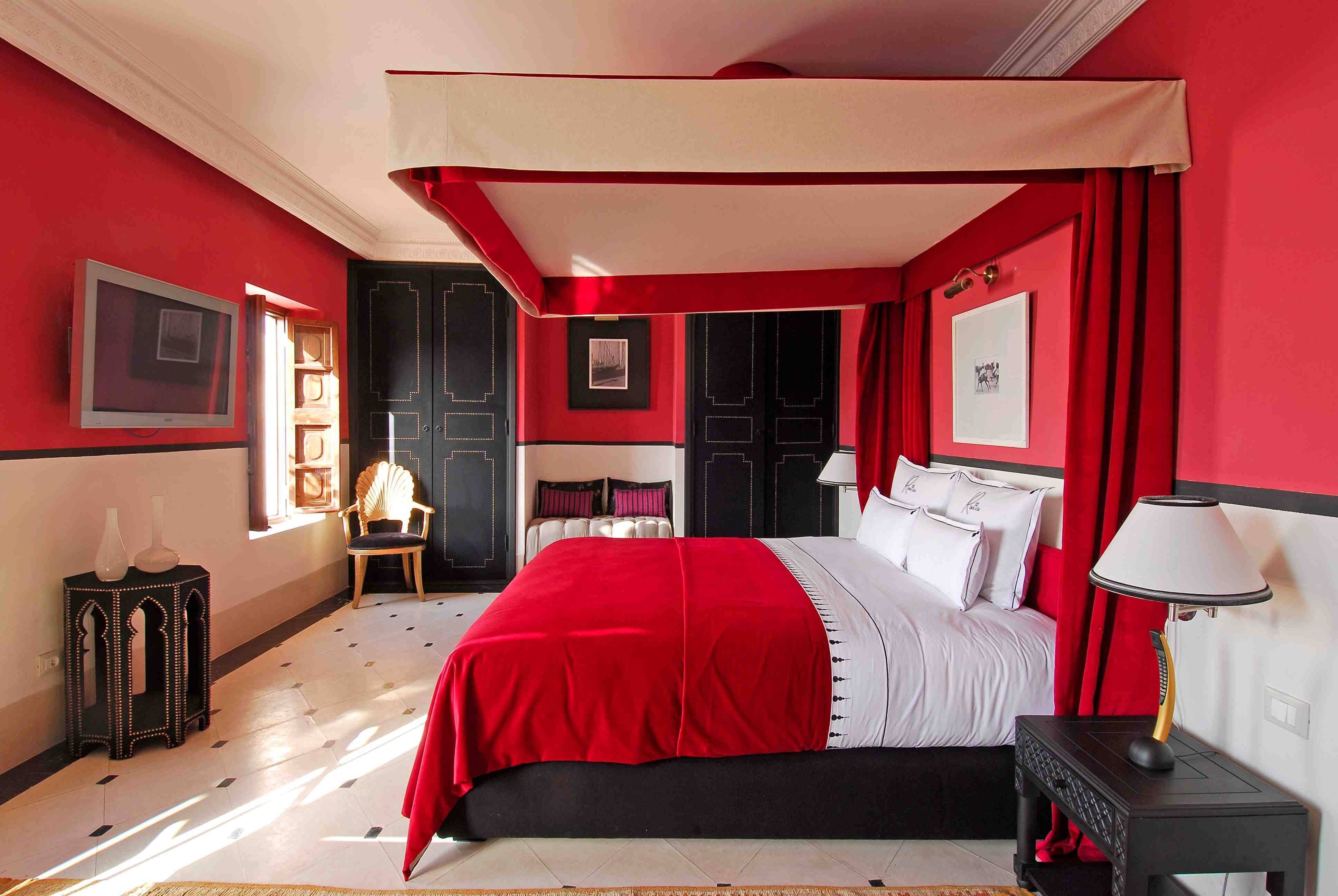 Красная спальня: фото стильного интерьера с белыми и черными обоями