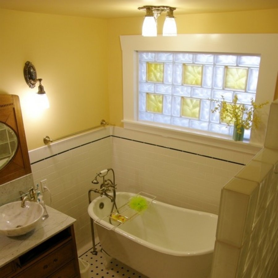 Как оформить окно между кухней и ванной в хрущевке